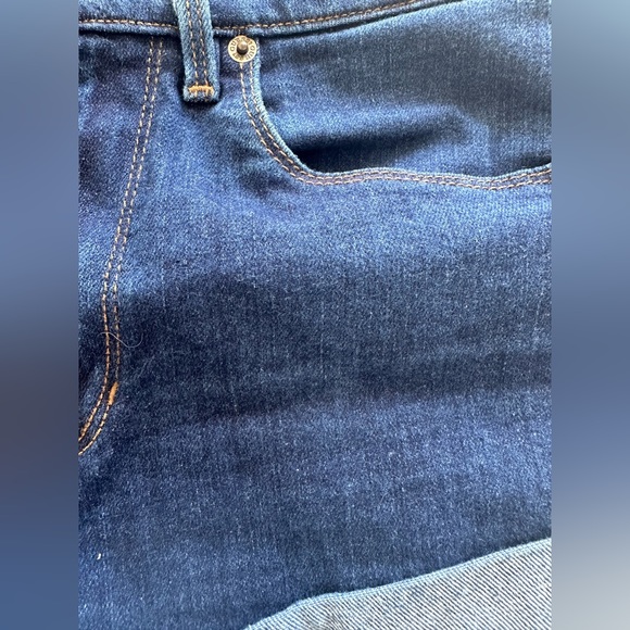 Short shorts - Picture 2 of 4